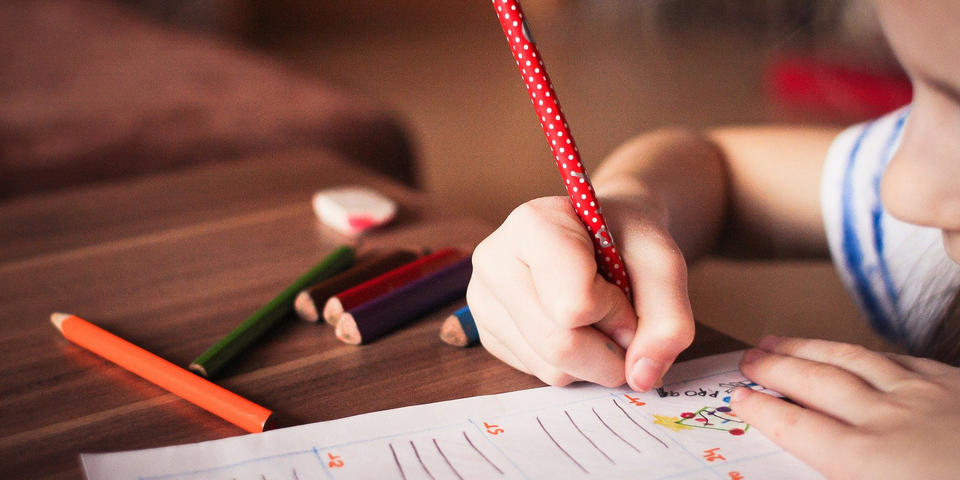 Enfant qui colorie Covid-19&nbsp;: articulation arrêt de travail pour garde d’enfant et activité partielle de l’entreprise