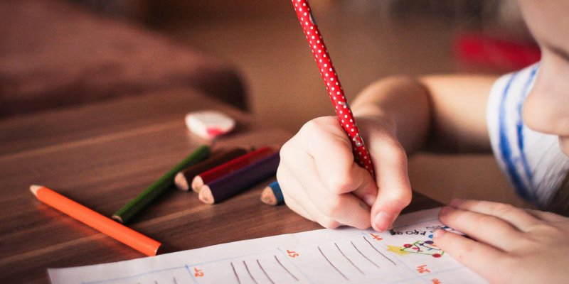 Enfant qui colorie Covid-19 : articulation arrêt de travail pour garde d’enfant et activité partielle de l’entreprise